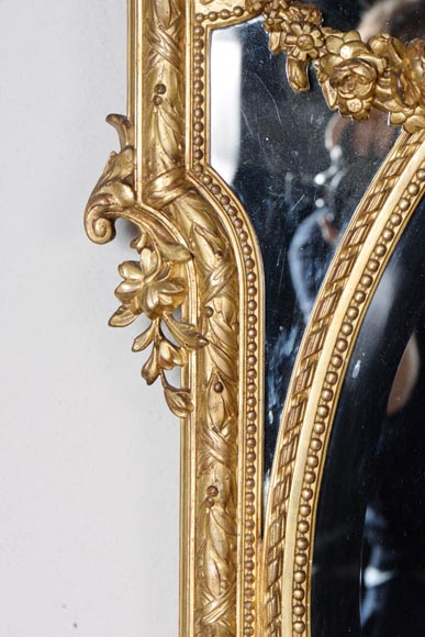 Miroir doré aux guirlandes de fleurs de style Louis XVI à parcloses et verre biseauté-3