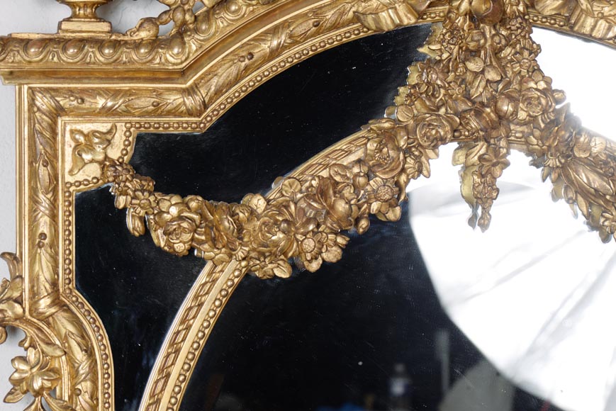 Miroir doré aux guirlandes de fleurs de style Louis XVI à parcloses et verre biseauté-4