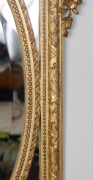 Miroir doré aux guirlandes de fleurs de style Louis XVI à parcloses et verre biseauté-5