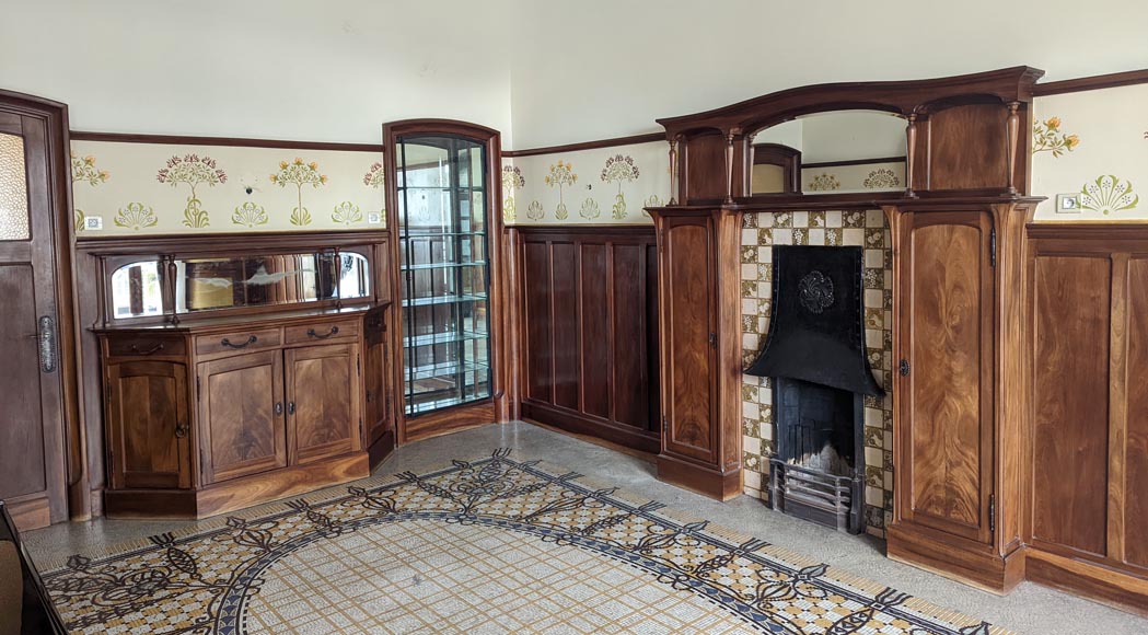 Boiserie de style Art Nouveau en acajou avec cheminée-0