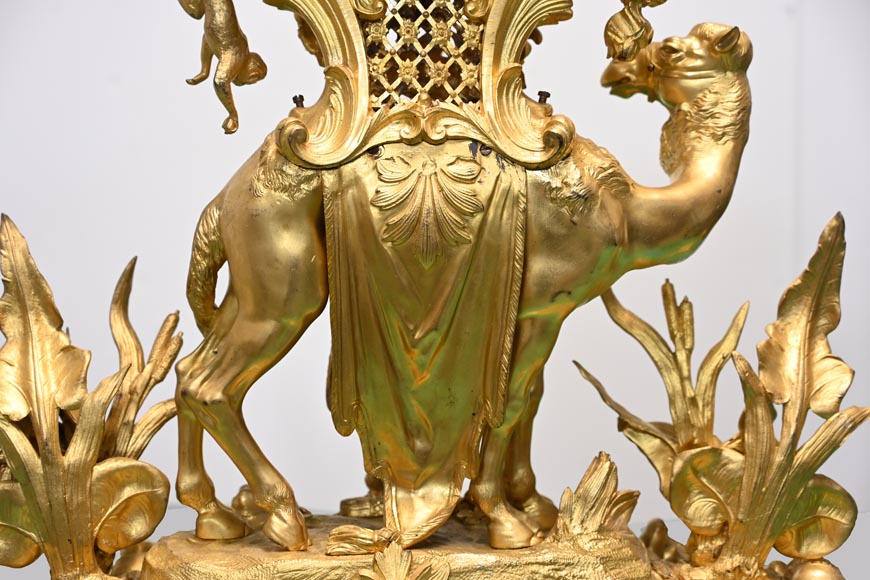 Pendule de style rocaille au dromadaire-11