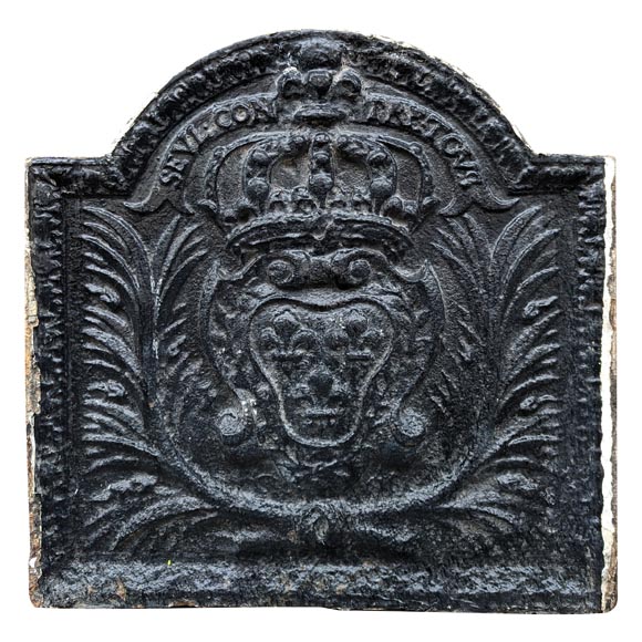 Plaque de cheminée aux armes de France et ornée de la devise « Seul contre tous »-0
