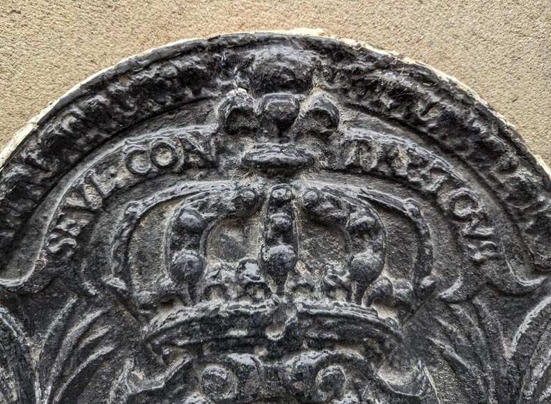 Plaque de cheminée aux armes de France et ornée de la devise « Seul contre tous »-1