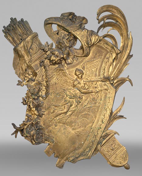 Union Centrale des Arts Décoratifs, plaque décorative en bronze doré en forme de bouclier, à la Victoire ailée et trophées d'armes-0