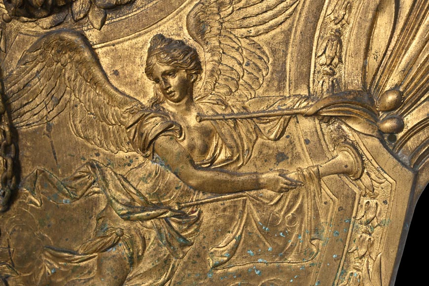 Union Centrale des Arts Décoratifs, plaque décorative en bronze doré en forme de bouclier, à la Victoire ailée et trophées d'armes-3