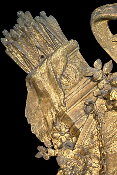 Union Centrale des Arts Décoratifs, plaque décorative en bronze doré en forme de bouclier, à la Victoire ailée et trophées d'armes-4