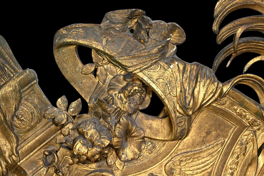 Union Centrale des Arts Décoratifs, plaque décorative en bronze doré en forme de bouclier, à la Victoire ailée et trophées d'armes-6