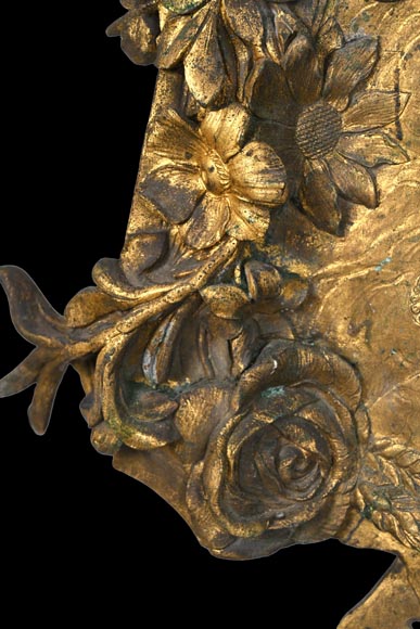 Union Centrale des Arts Décoratifs, plaque décorative en bronze doré en forme de bouclier, à la Victoire ailée et trophées d'armes-8