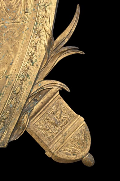 Union Centrale des Arts Décoratifs, plaque décorative en bronze doré en forme de bouclier, à la Victoire ailée et trophées d'armes-9