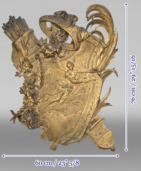 Union Centrale des Arts Décoratifs, plaque décorative en bronze doré en forme de bouclier, à la Victoire ailée et trophées d'armes-12