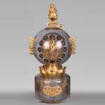 L’Escalier de CRISTAL,  Pendule japonisante en verre en forme de boule émergeant d’une fleur de lotus