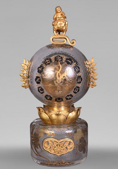 L’Escalier de CRISTAL,  Pendule japonisante en verre en forme de boule émergeant d’une fleur de lotus-0