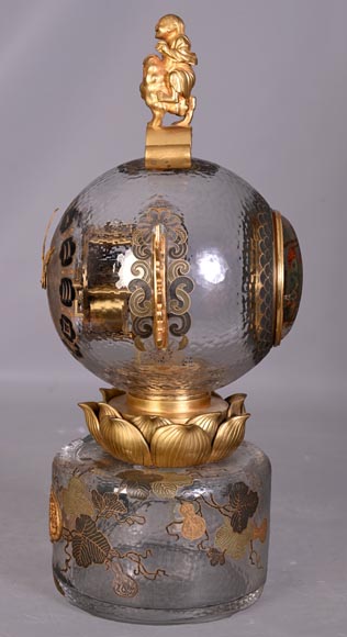 L’Escalier de CRISTAL,  Pendule japonisante en verre en forme de boule émergeant d’une fleur de lotus-2