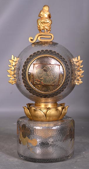 L’Escalier de CRISTAL,  Pendule japonisante en verre en forme de boule émergeant d’une fleur de lotus-3