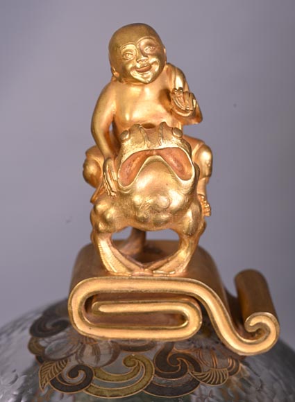 L’Escalier de CRISTAL,  Pendule japonisante en verre en forme de boule émergeant d’une fleur de lotus-5