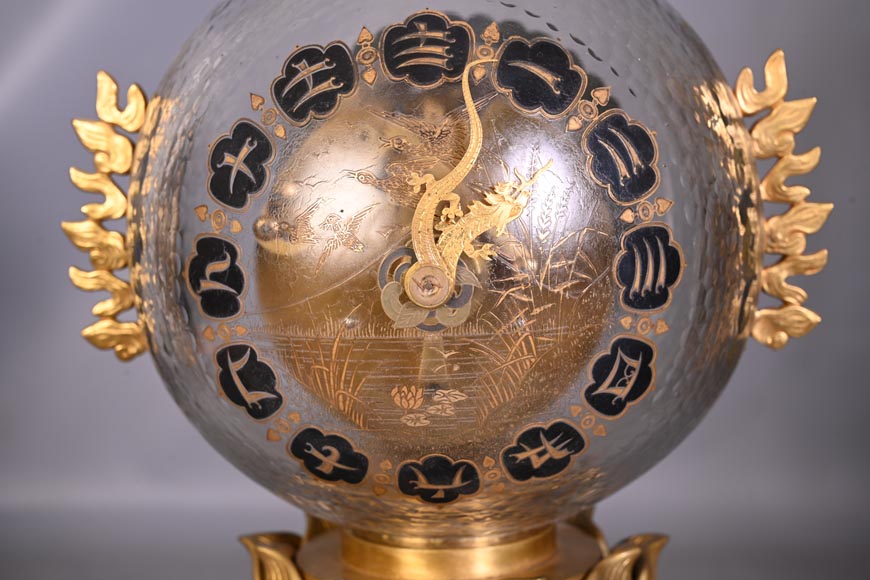 L’Escalier de CRISTAL,  Pendule japonisante en verre en forme de boule émergeant d’une fleur de lotus-6