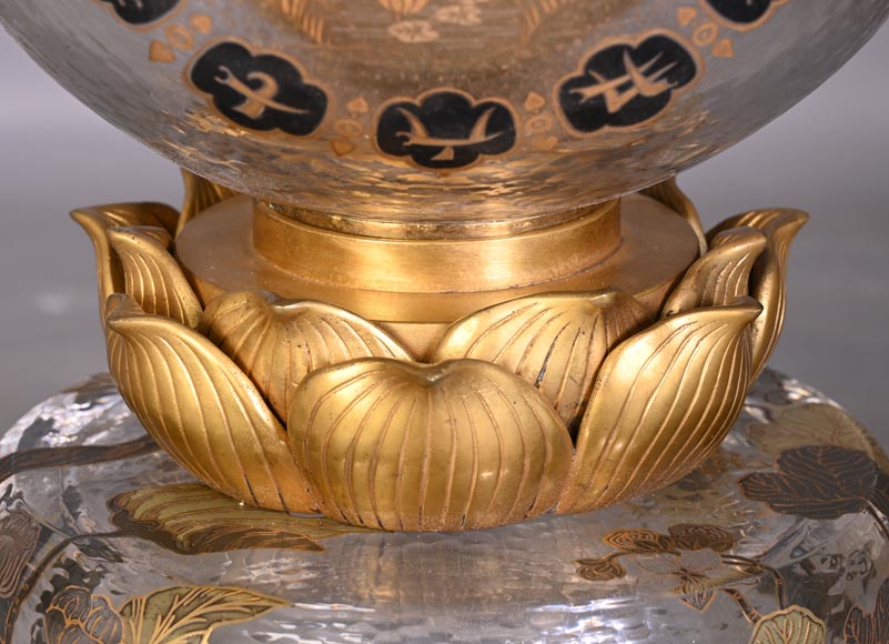 L’Escalier de CRISTAL,  Pendule japonisante en verre en forme de boule émergeant d’une fleur de lotus-8
