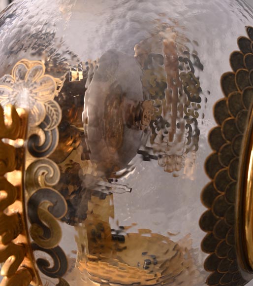 L’Escalier de CRISTAL,  Pendule japonisante en verre en forme de boule émergeant d’une fleur de lotus-12