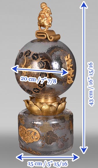L’Escalier de CRISTAL,  Pendule japonisante en verre en forme de boule émergeant d’une fleur de lotus-16