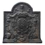 Plaque de cheminée aux armes de France, avec une tête d'Apollon et la dépouille d'un lion