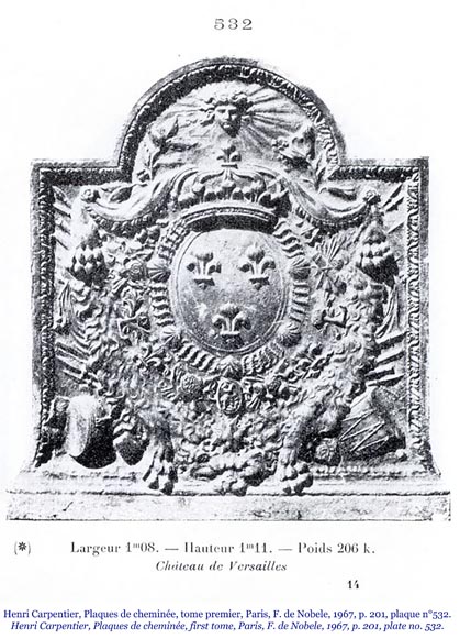 Plaque de cheminée aux armes de France, avec une tête d'Apollon et la dépouille d'un lion-1