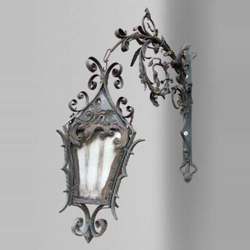 Lanterne en fer forgé ornée de volutes et de feuillages, XIXe siècle