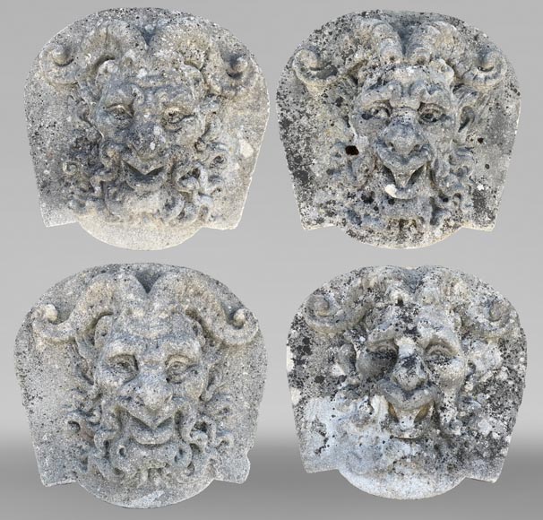 Ensemble de quatre médaillons en pierre sculptée représentant des visages de satyres-0