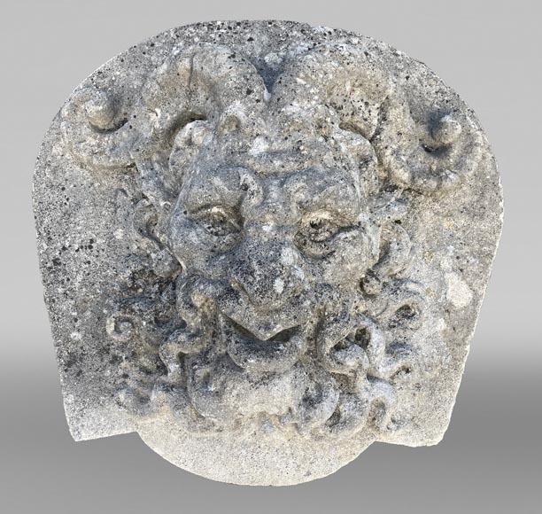 Ensemble de quatre médaillons en pierre sculptée représentant des visages de satyres-1