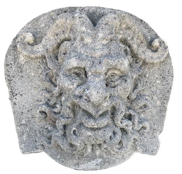 Ensemble de quatre médaillons en pierre sculptée représentant des visages de satyres-2