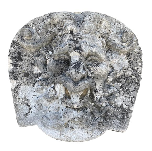 Ensemble de quatre médaillons en pierre sculptée représentant des visages de satyres-4