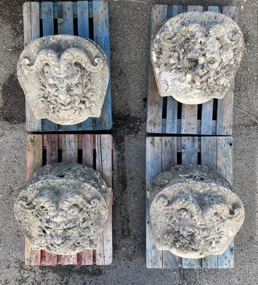 Ensemble de quatre médaillons en pierre sculptée représentant des visages de satyres-5