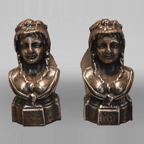 Paire de chenets aux bustes féminins