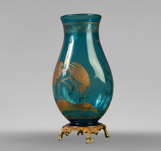 BACCARAT, vase en cristal bleu aux échassiers, vers 1880-0