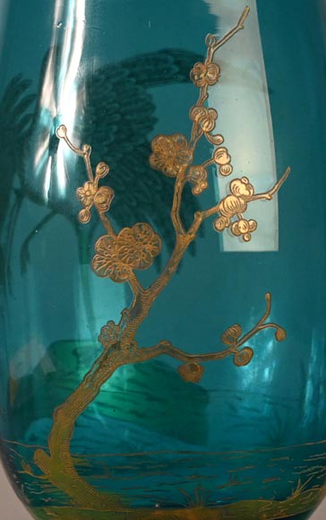 BACCARAT, vase en cristal bleu aux échassiers, vers 1880-2