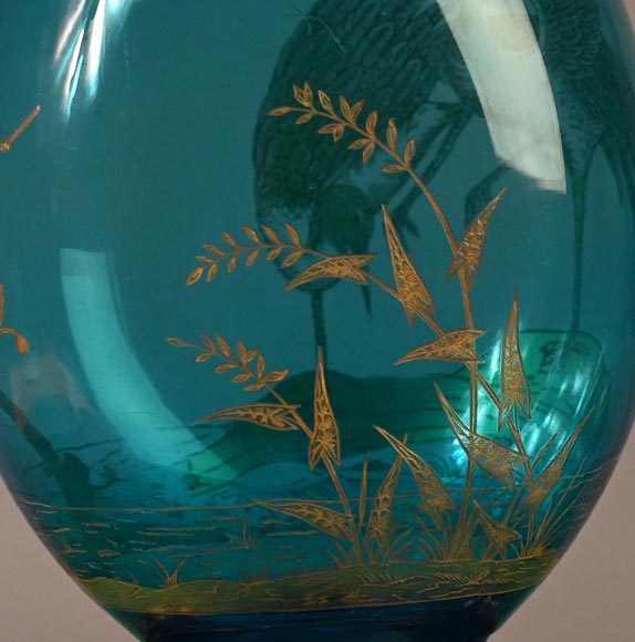 BACCARAT, vase en cristal bleu aux échassiers, vers 1880-3