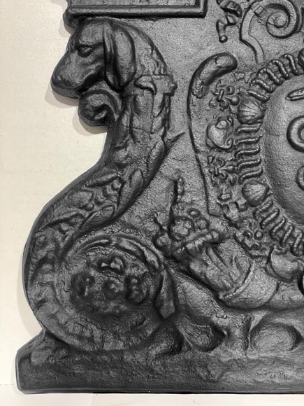 Plaque de cheminée aux serpents, aux armes de Colbert-2