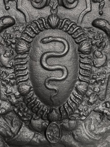 Plaque de cheminée aux serpents, aux armes de Colbert-4