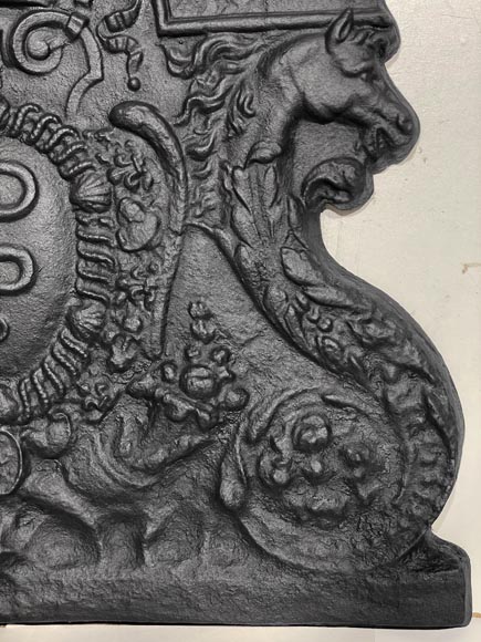 Plaque de cheminée aux serpents, aux armes de Colbert-7