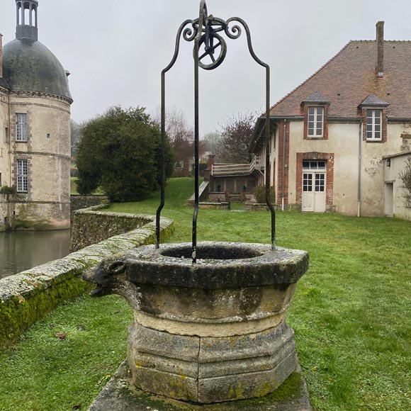 Puits doté d'une margelle à la tête de loup-0