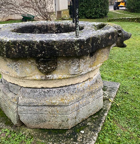 Puits doté d'une margelle à la tête de loup-9