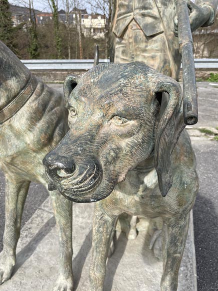 Chasseur et ses deux chiens, statue de parc en bronze à patine verte-10