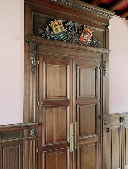 Boiserie de soubassement de style neo Renaissance ornée de lions-2