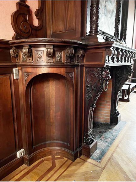 Boiserie de soubassement de style neo Renaissance ornée de lions-10