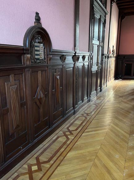 Boiserie de soubassement de style neo Renaissance ornée de lions-12