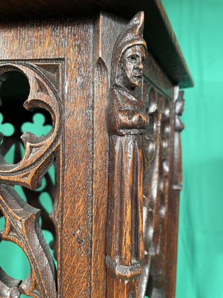 Parie de sellettes de style néo Gothique en bois de chêne-7