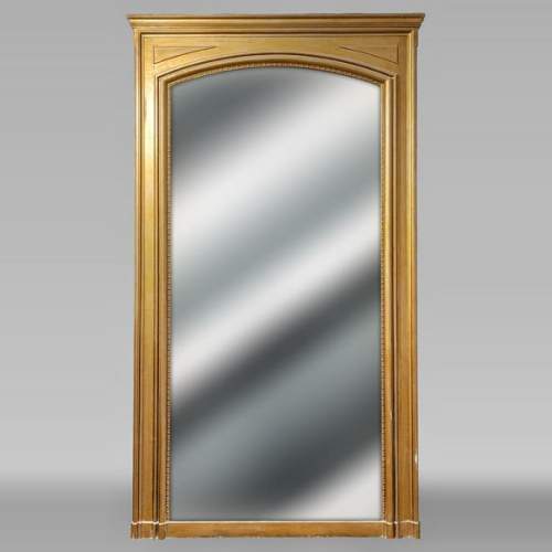 Trumeau de style Louis Philippe mouluré à peinture dorée