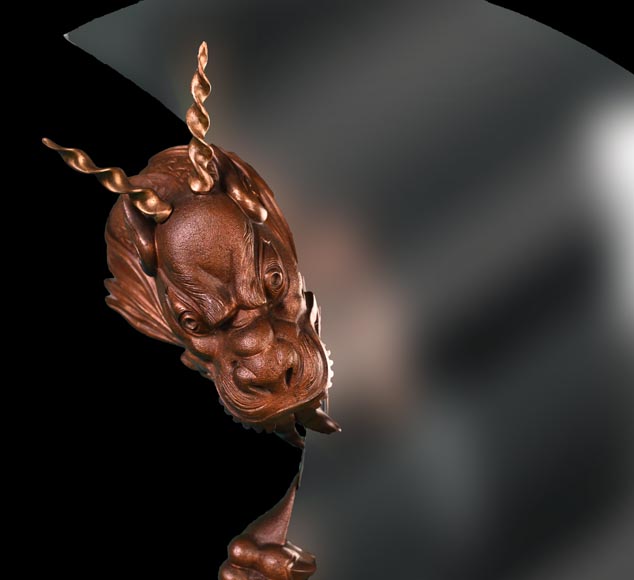 Maison MARNYHAC (attrib.), Miroir japonisant en croissant de lune décoré d’un dragon en bronze à patine brune-1
