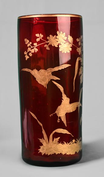 BACCARA (attribué à) - Vase en cristal rouge aux fleurs et aux pinsons, vers 1880-1