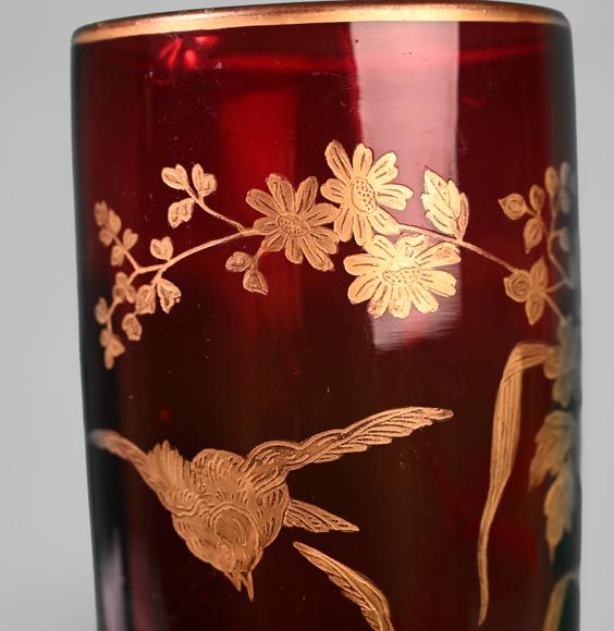 BACCARA (attribué à) - Vase en cristal rouge aux fleurs et aux pinsons, vers 1880-2