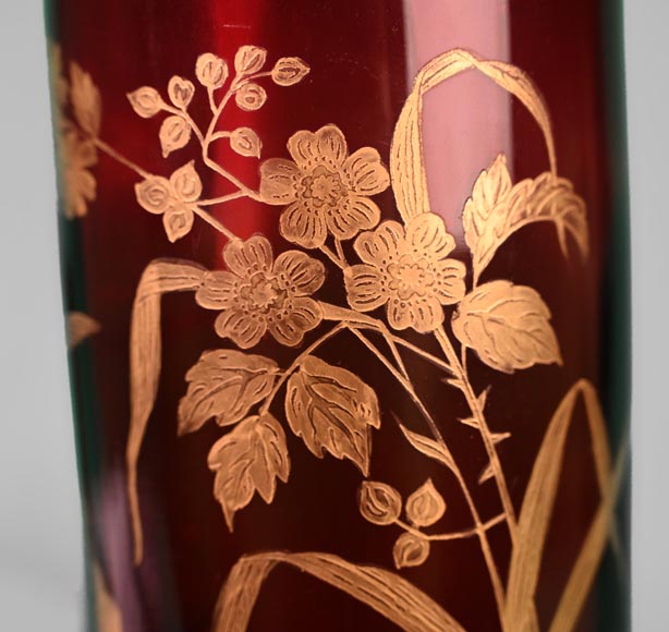 BACCARA (attribué à) - Vase en cristal rouge aux fleurs et aux pinsons, vers 1880-6
